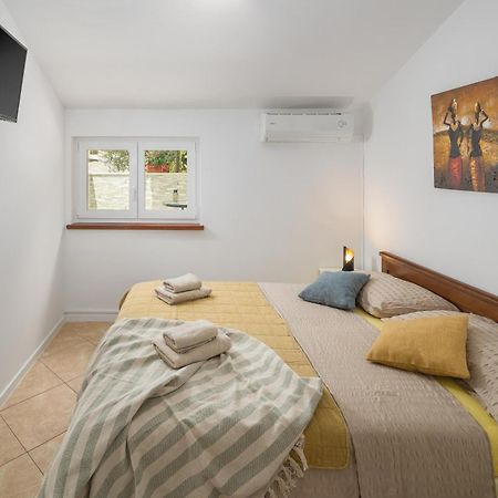 Guest House Ravnic Πόρετς Εξωτερικό φωτογραφία