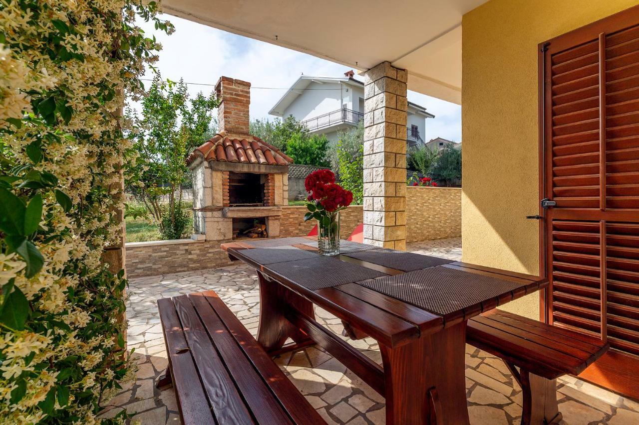 Guest House Ravnic Πόρετς Εξωτερικό φωτογραφία